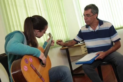 professor ensina menina a tocar violão #paratodosverem 