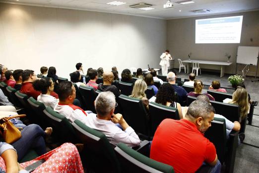 Servidores assistem a palestra em auditório #pracegover 