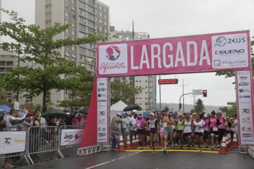 Mulheres se preparam para largada de prova na orla #pracegover