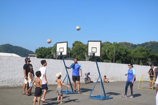crianças jogando basquete #paratodosverem 