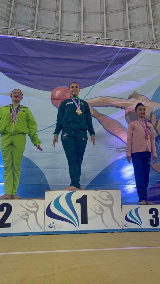 Sarah Santana está no primeiro lugar do pódio. #paratodosverem 