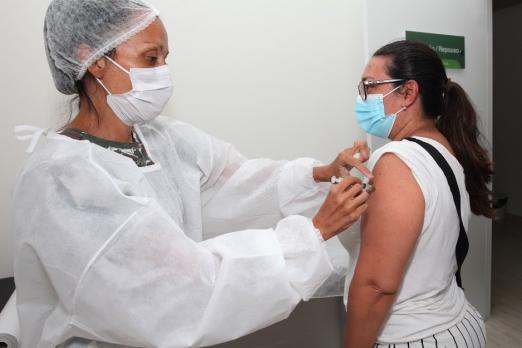 mulher recebe vacina no braço #paratodosverem 