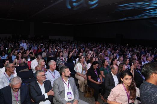 pessoas no congresso #paratodosverem 