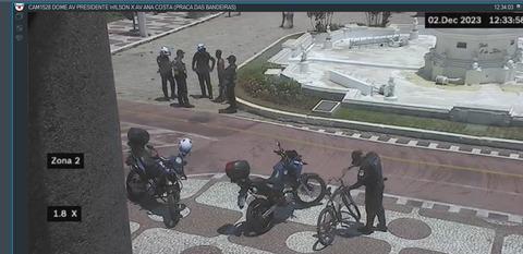 câmeras mostram guardas com suspeito e guarda com bicicleta #paratodosverem