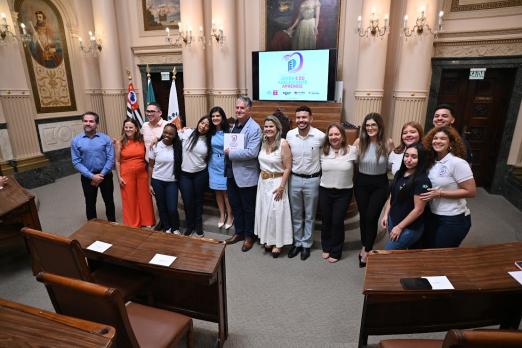 autoridades e empresários mostram selo #paratodosverem 