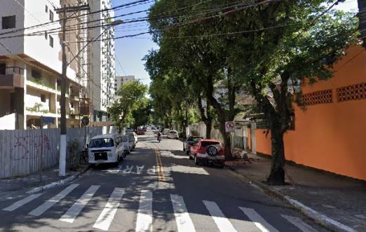 Rua com carros estacionados #paratodosverem