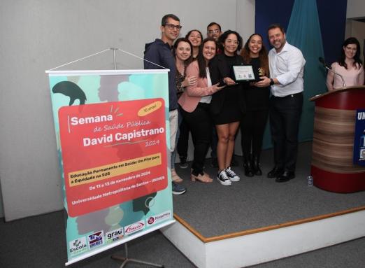 pessoas mostrando placa de prêmio #paratodosverem