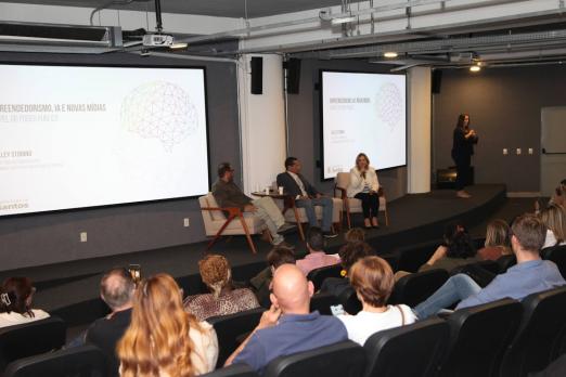 palestrantes no palco falando no seminário #paratodosverem