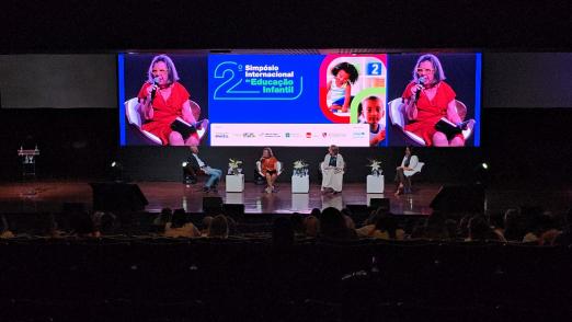 pessoas falando no palco em simpósio #paratodosverem