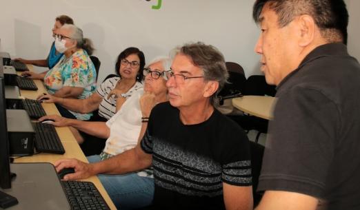 pessoas usando computador #paratodosverem 
