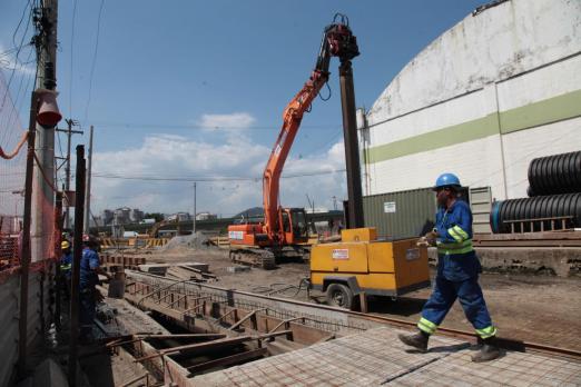 máquina e operário atuam na obra #pracegover 