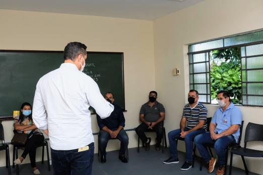 prefeito reunido com pessoas em sala #paratodosverem 