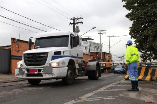 Caminhão transitando em rua. #Paratodosverem