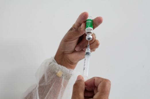 mãos colocam vacina em seringa #paratodosverem 