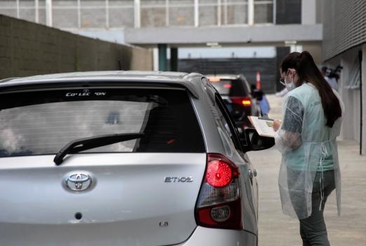 técnica aborda carro em fila do drive thru #paratodosverem 