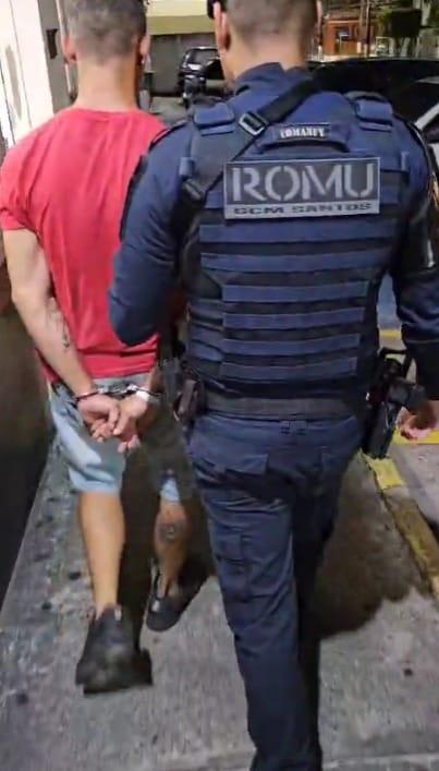 Guarda levando homem algemado #paratodosverem