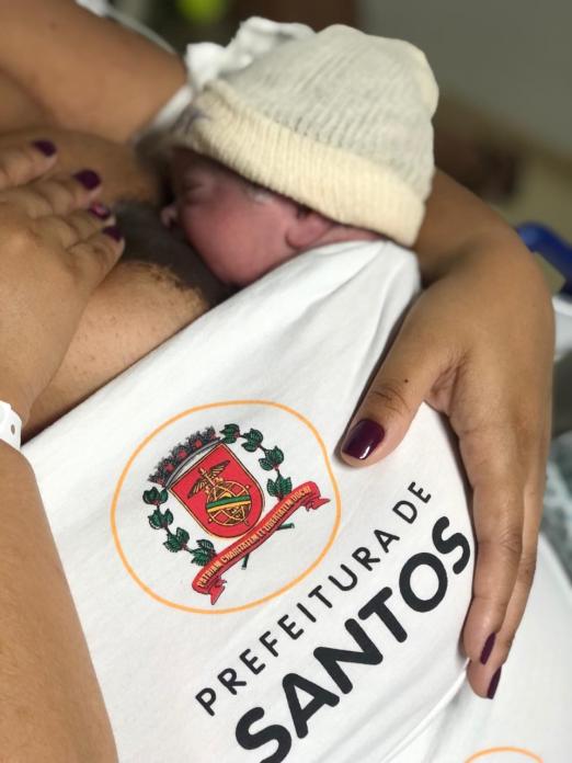 Bebê preso junto a mãe em top. #pracegover 