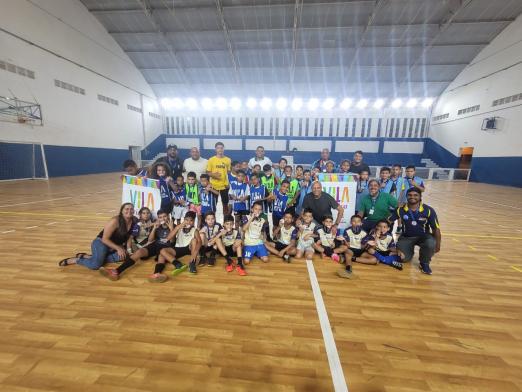 meninos reunidos após torneio #paratodosverem