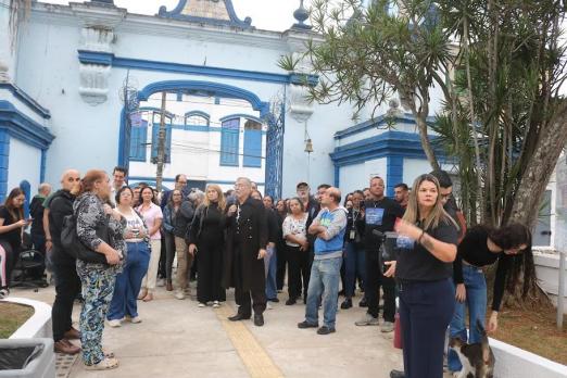 pessoas visitando o cemitério #paratodosverem
