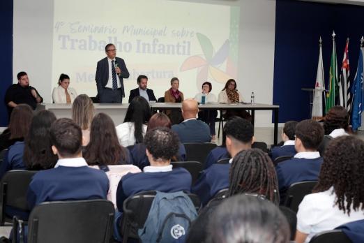 palestrante fala a pessoas no auditório #paratodosverem
