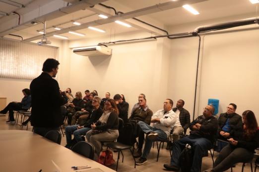 pessoas acompanhando o treinamento #paratodosverem 