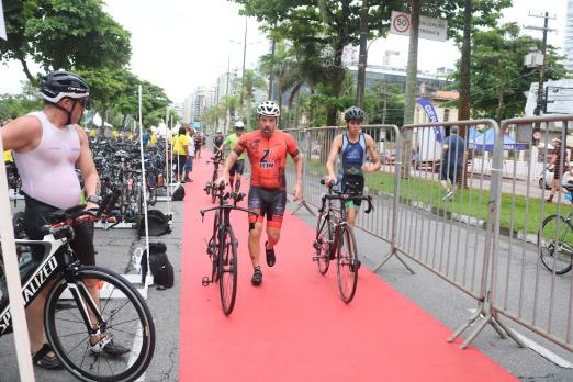 triatletas chegando de bicicleta #paratodosverem 