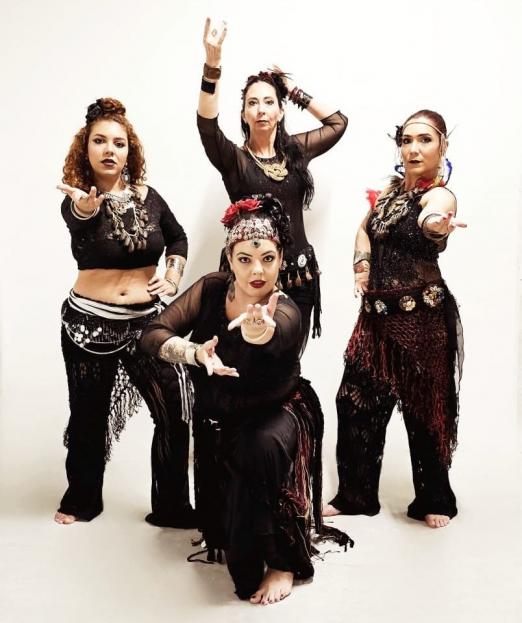 Grupo Tribal Dance Cia Art Fusion posa para foto #paratodosverem