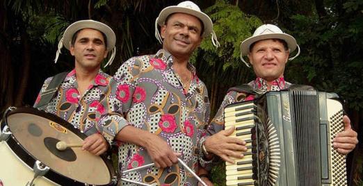 3 músicos de forró com seus instrumentos #paratodosverem