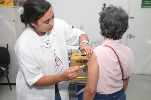 senhora sendo vacinada #paratodosverem 