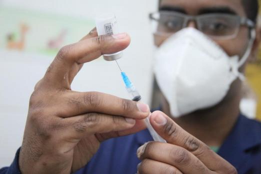 técnica prepara vacina #paratodosverem