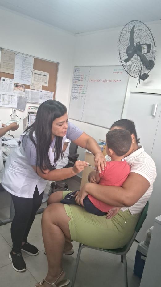 menino é vacinado no braço #paratodosverem 