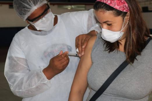 mulher vacina outra mulher. #paratodosverem