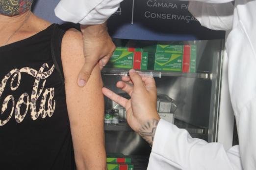 pessoa é vacinada no braço #paratodosverem