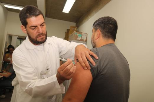 homem é vacinado no braço #paratodosverem 