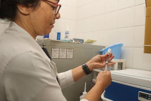 enfermeira prepara vacina #paratodosverem 