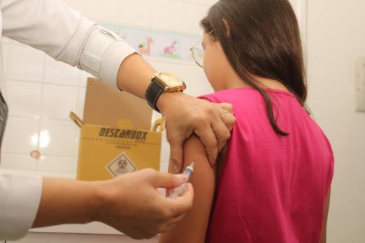 menina é vacinada no braço #paratodosverem 