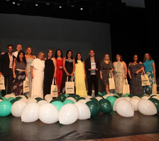 vencedores no palco #paratodosverem