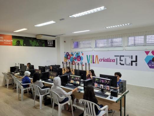 pessoas no computador #paratodosverem