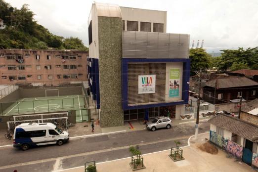 Imagem panorâmica da fachada da Vila Criativa do Morro da Penha. #pracegover