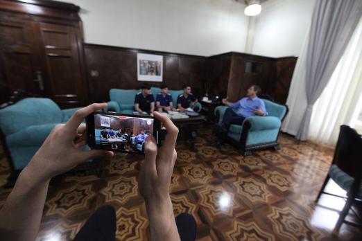 alunos em visita ao prefeito #paratodosverem