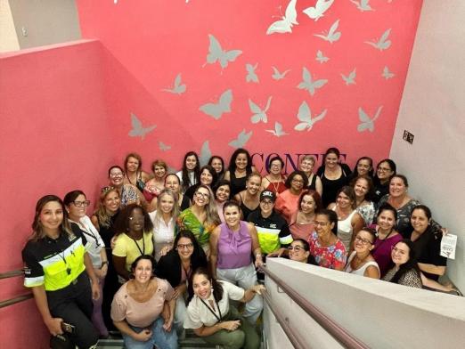 mulheres reunidas durante visita #paratodosverem