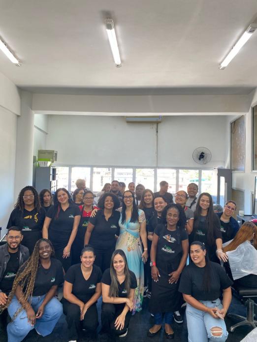 pessoas reunidas durante visita #paratodosverem