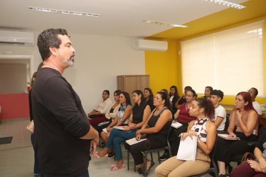 alunas sentads ouvem professor #paratodosverem 