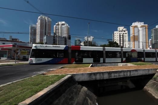 carro do VLT passando em avenida. #paratodosverem