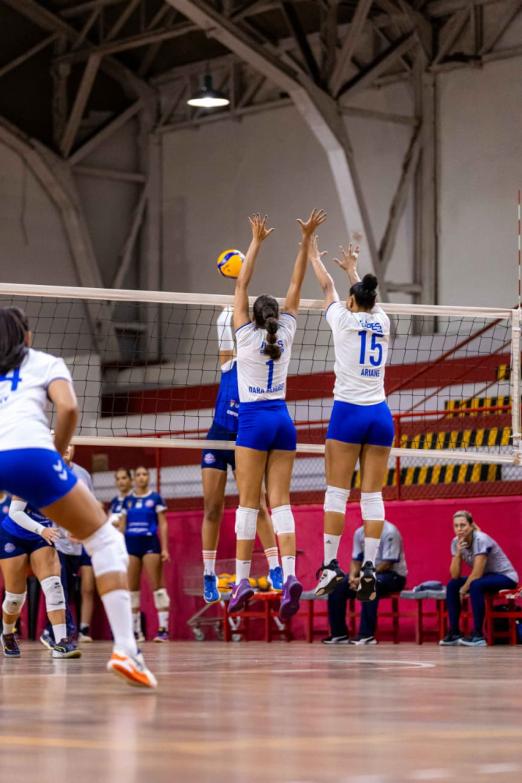 Jogadoras de vôlei de Santos disputam partida. #Paratodosverem