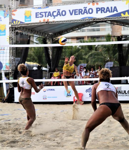meninas jogam volei de praia em arena #paratodosverem