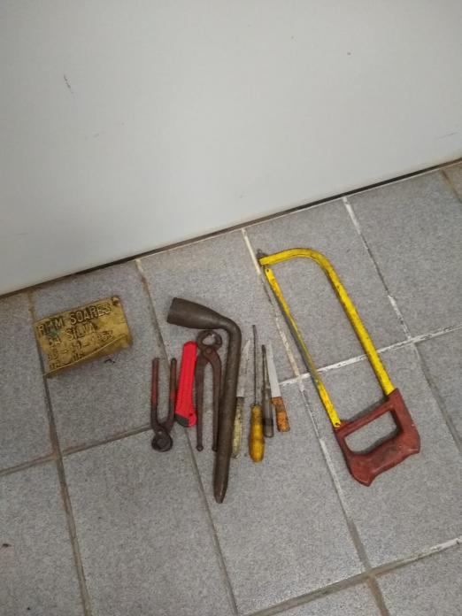 Ferramentas apreendidas com o homem que confessou os furtos. #Paratodosverem