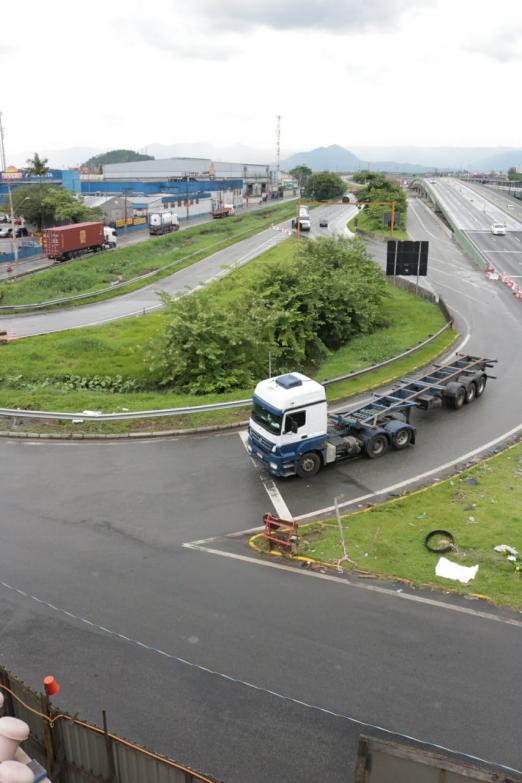 #pracegover foto do alto mostra caminhão vindo da rodovia Anchieta acessando a Avenida Nossa Senhora de Fátima