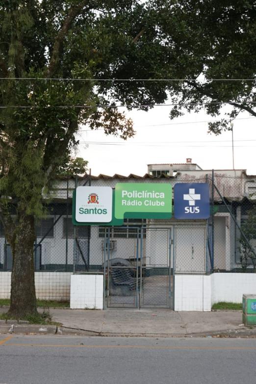 #pracegover foto mostra fachada da policlínica do Rádio Clube
