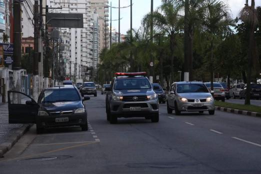 carro transitando pela rua #paratodosverem